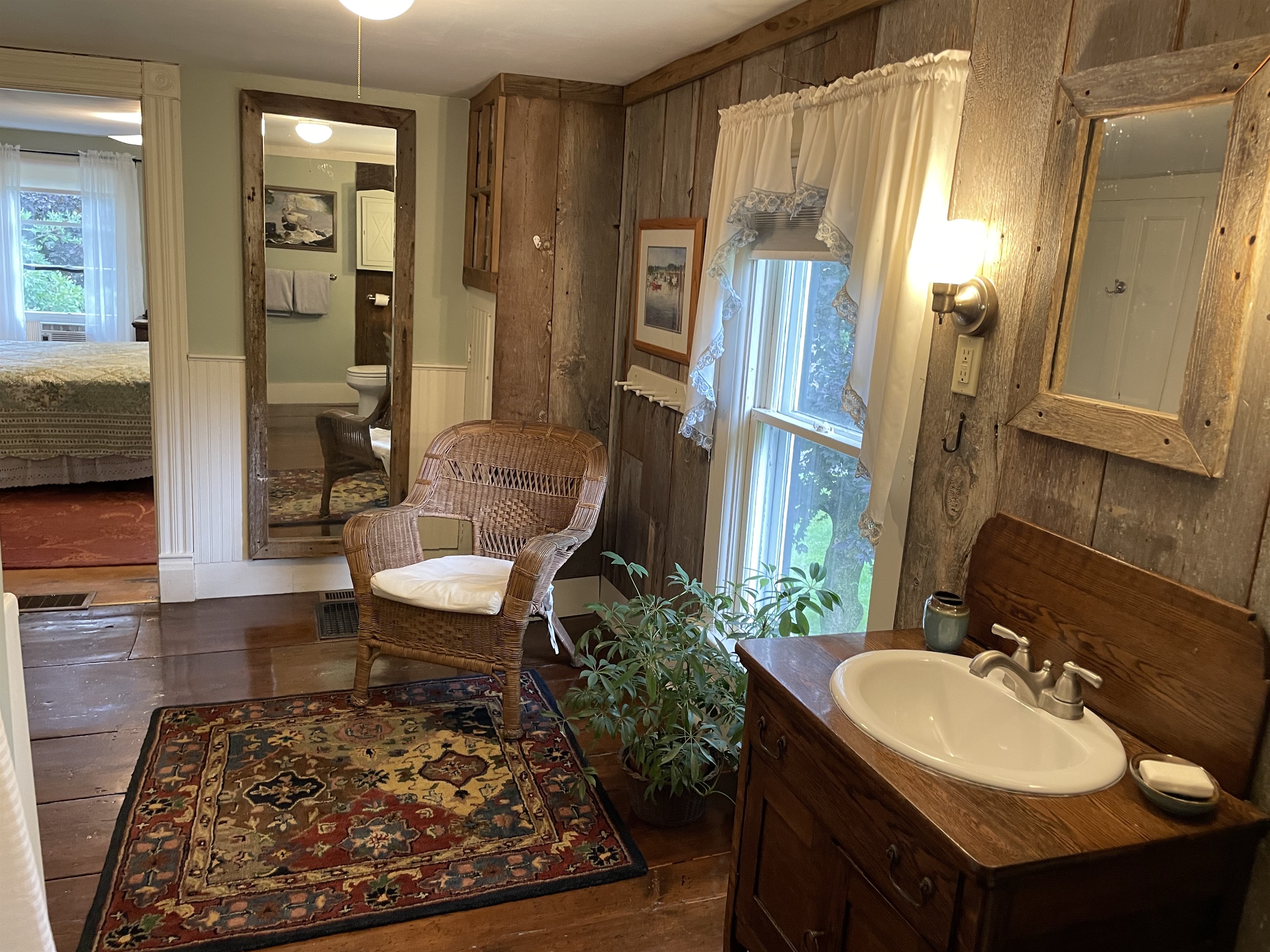 Ensuite with tub/shower