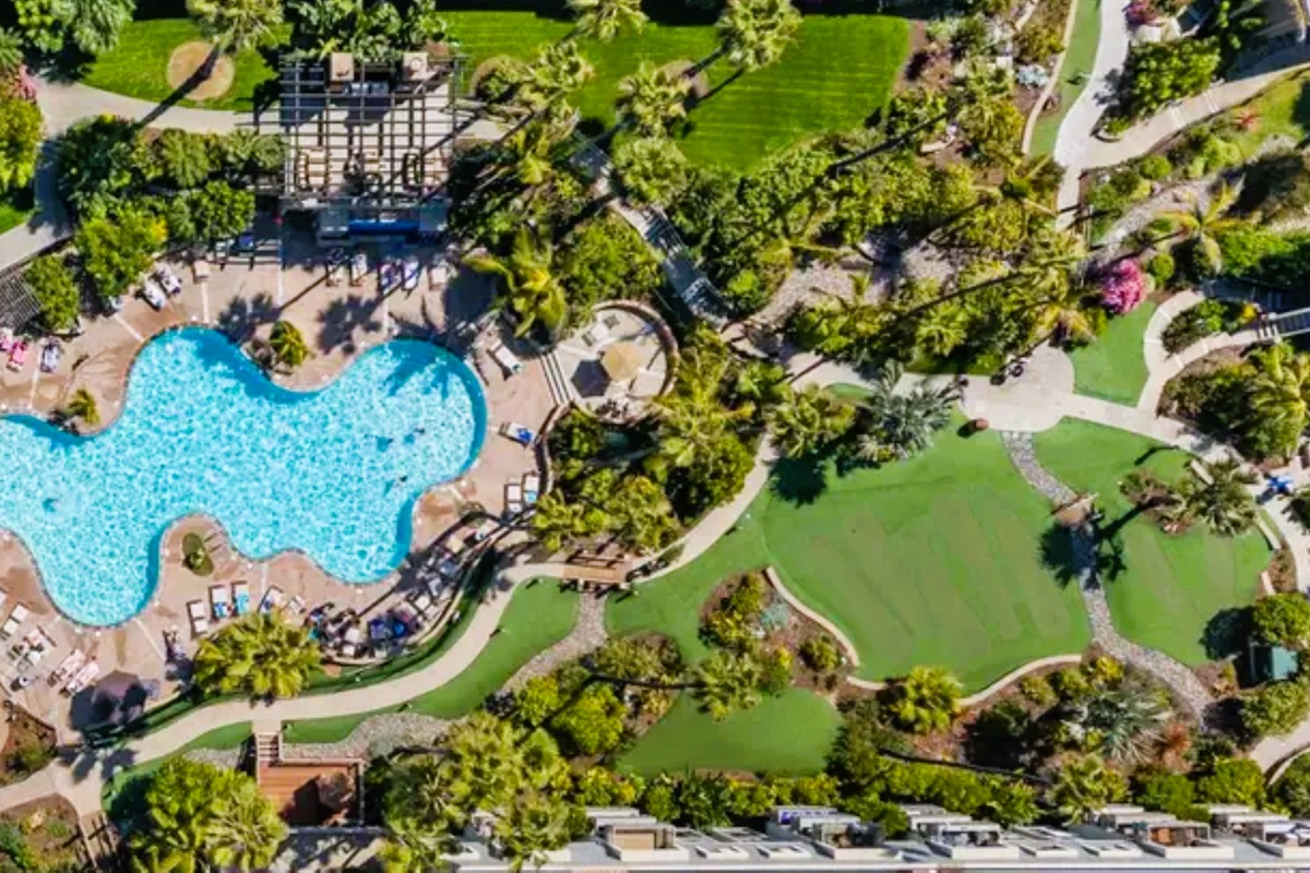 Main Pool 2 Jacuzzis and 7 hole mini golf.