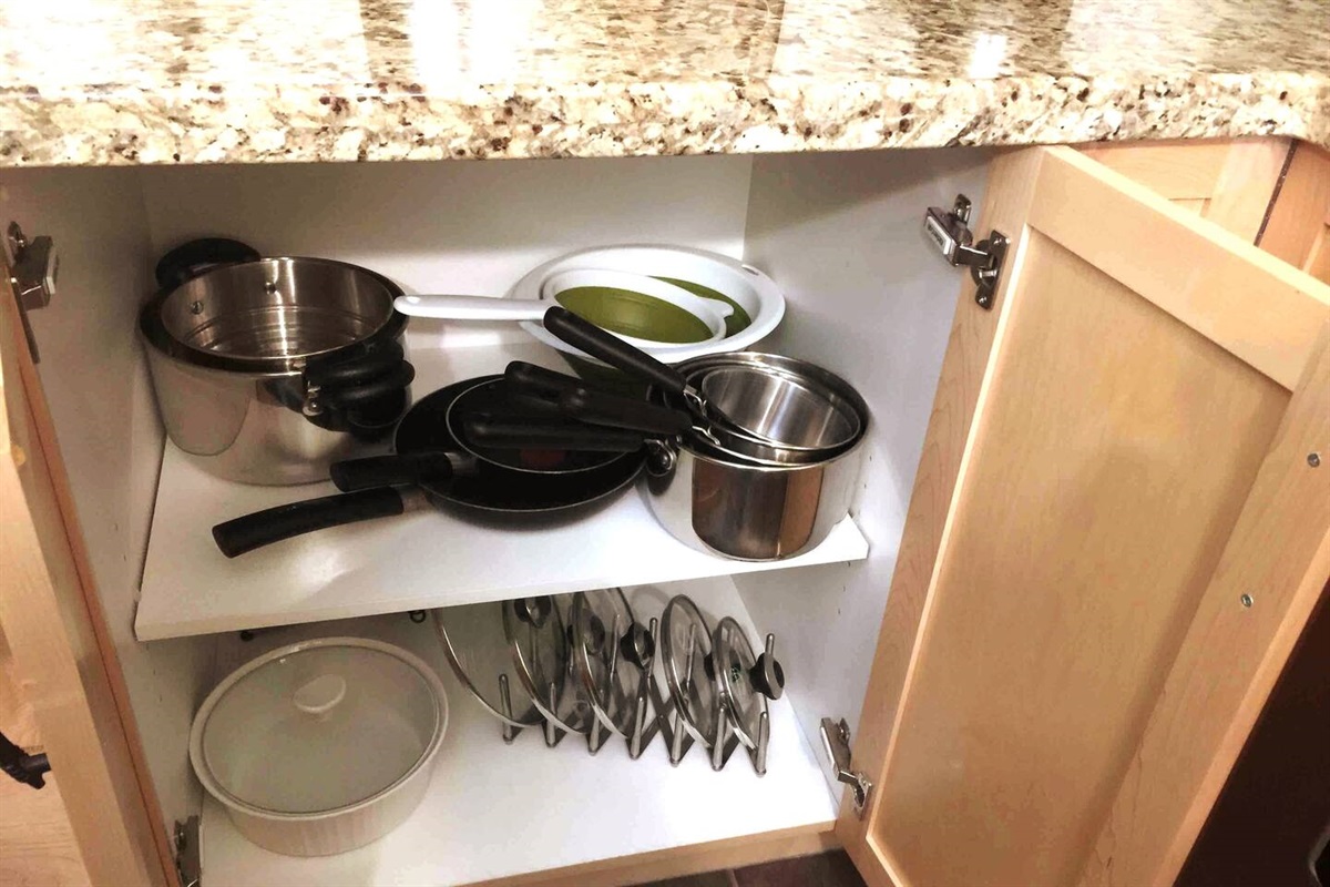 Ample cookware, plenty of utensils, electric stove, oven, natural gas BBQ.  