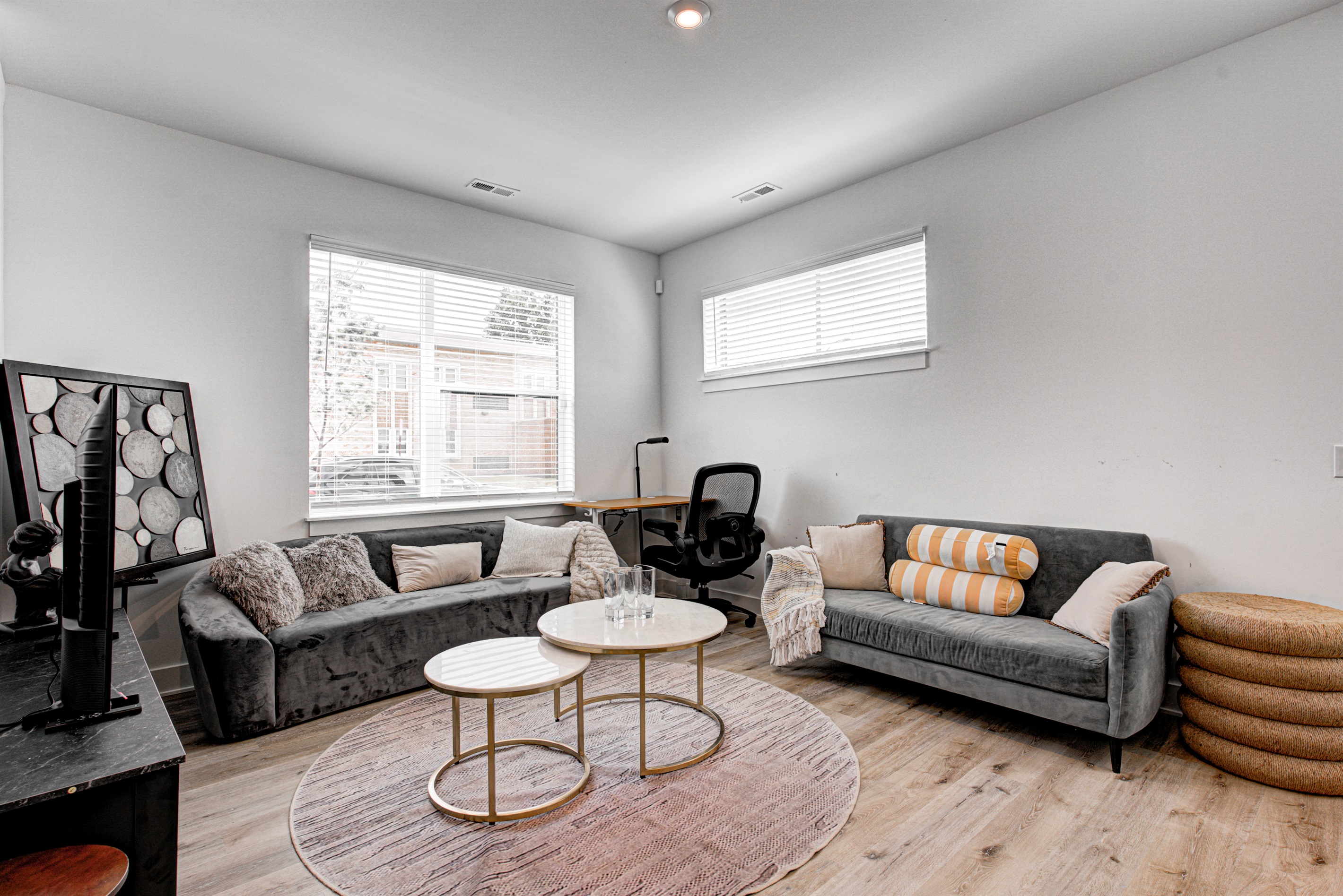 Designed for comfort and focus, this space includes a desk, chair, study lamp, TV, and a couch for breaks or reading. With lightning-fast Wi-Fi, it’s ideal for remote work, study, or relaxing.