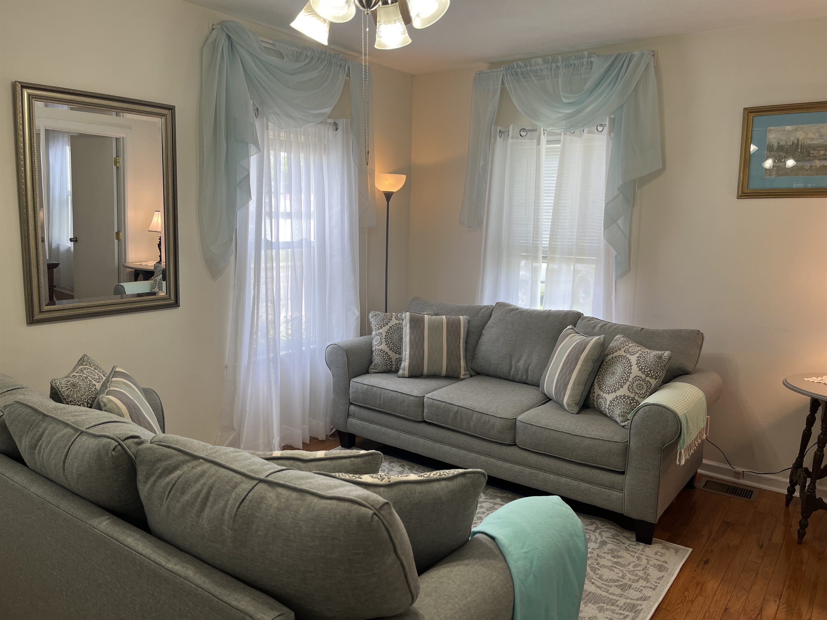 Living room area w/ SmartTV