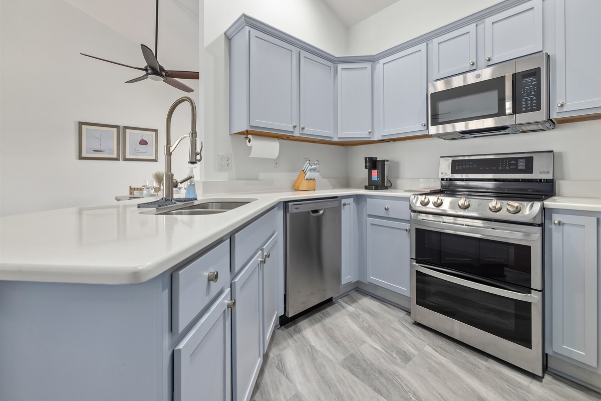The heart of your group getaway.
This bright, open kitchen makes it easy to keep everyone fueled — coffee runs, shared breakfasts, late-night snacks, and pre-dinner drinks at the bar. Spacious, social, and designed for gathering between adventures.