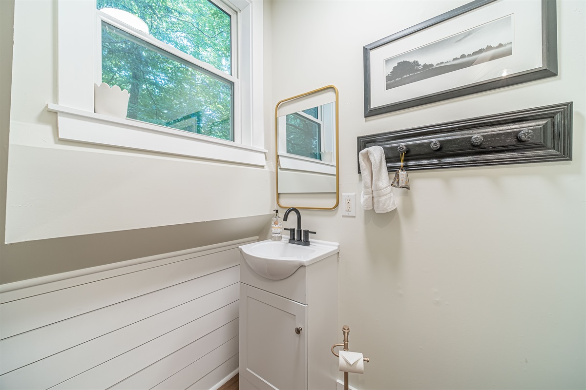 Upstairs Full Bathroom