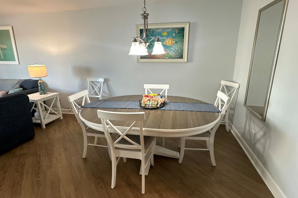 Dining Room seats 6