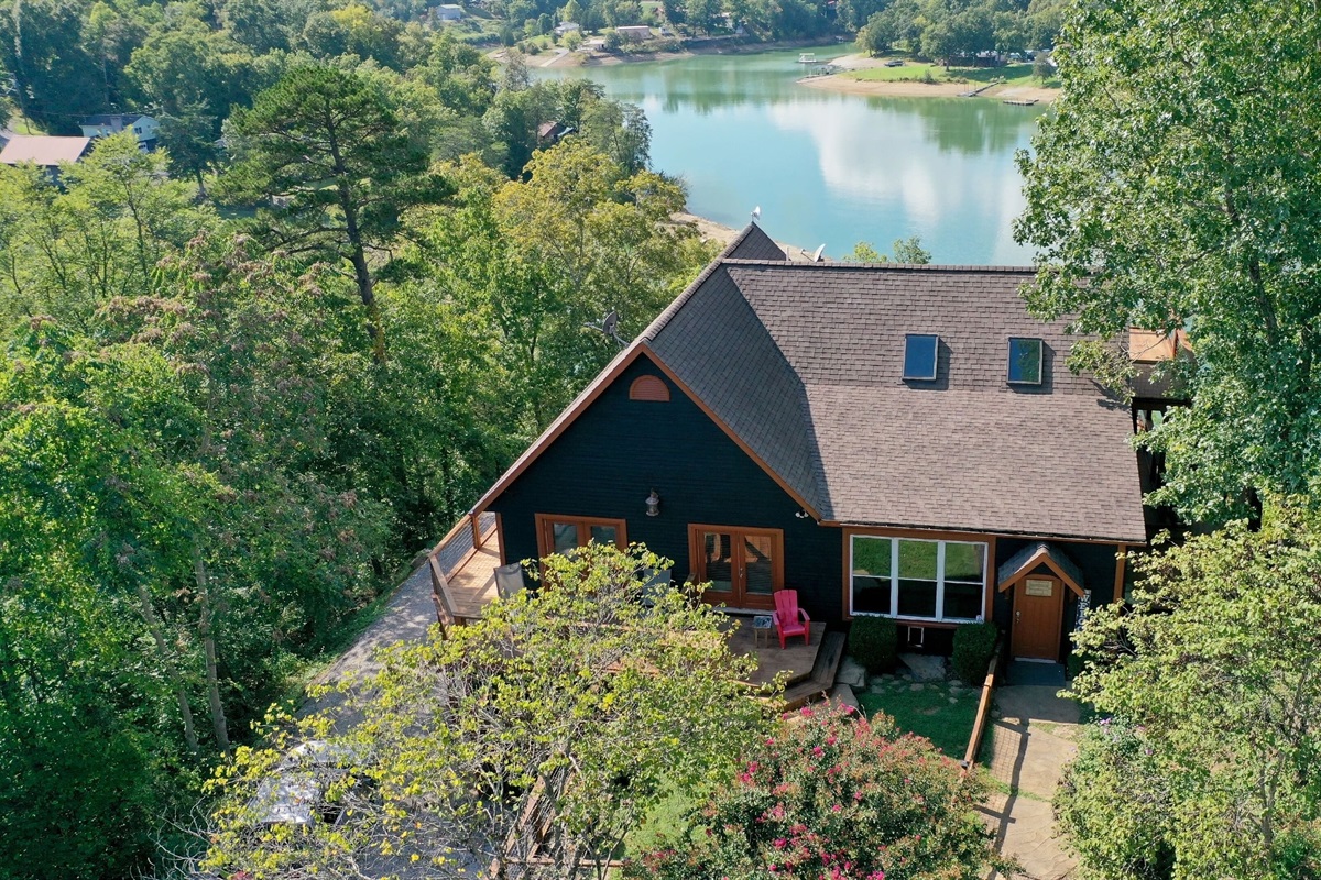 Secluded cabin right on the lake