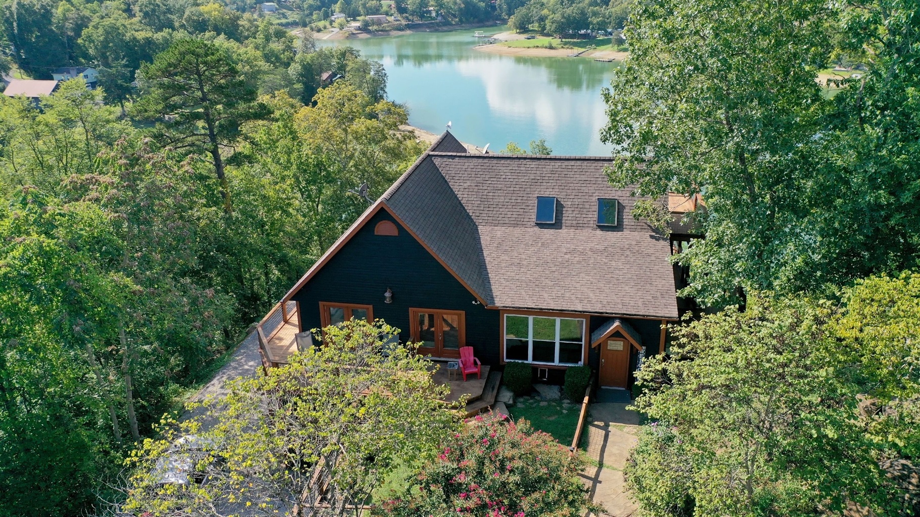 Secluded cabin right on the lake