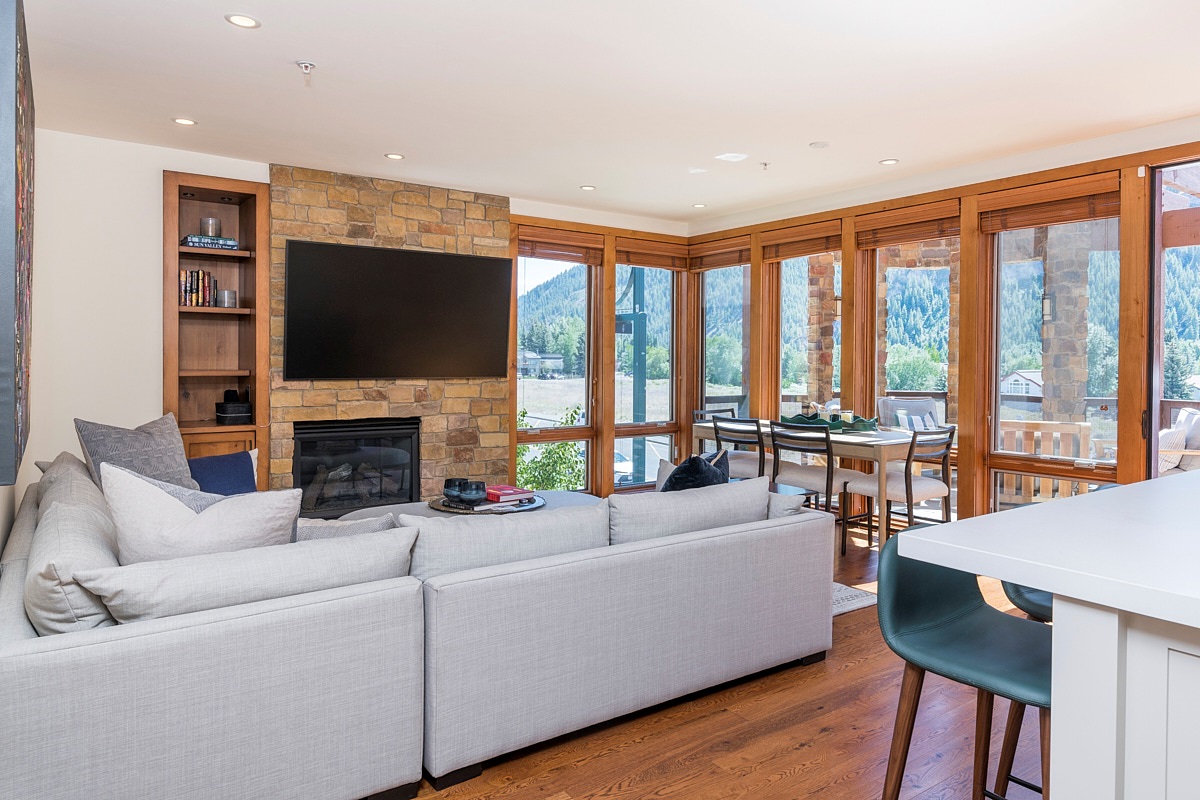 Living / Dining Area