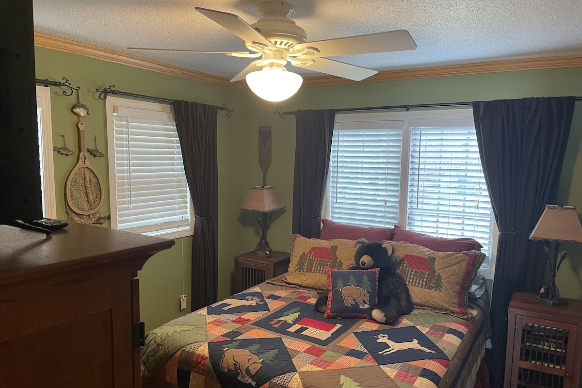 Main Floor Bedroom - Queen Bed