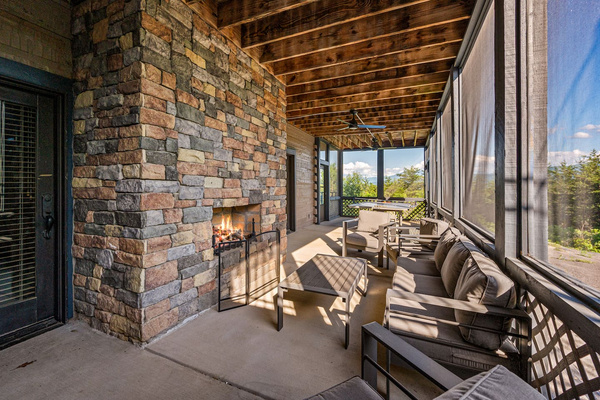 Screened-in porch, Majestica Lodge