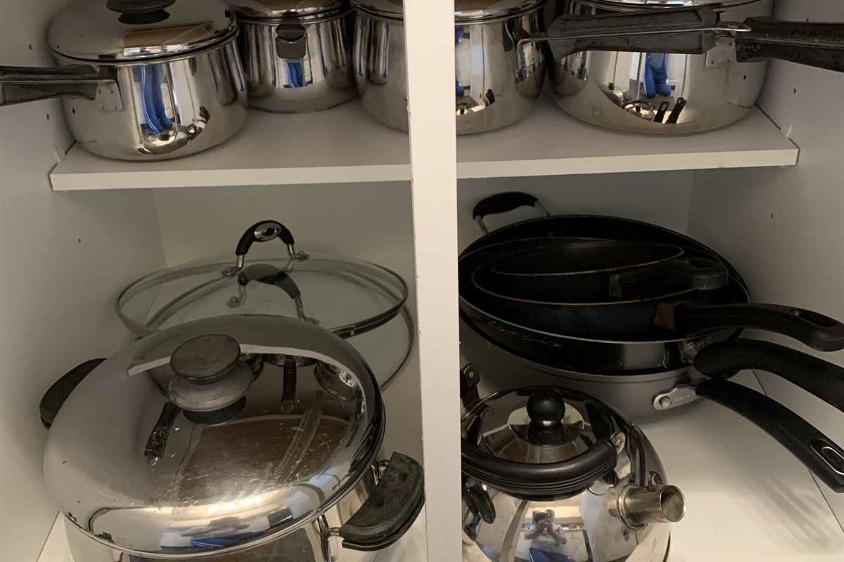 14 piece cookware set. Large frypans and additional appliances in laundry storage room.