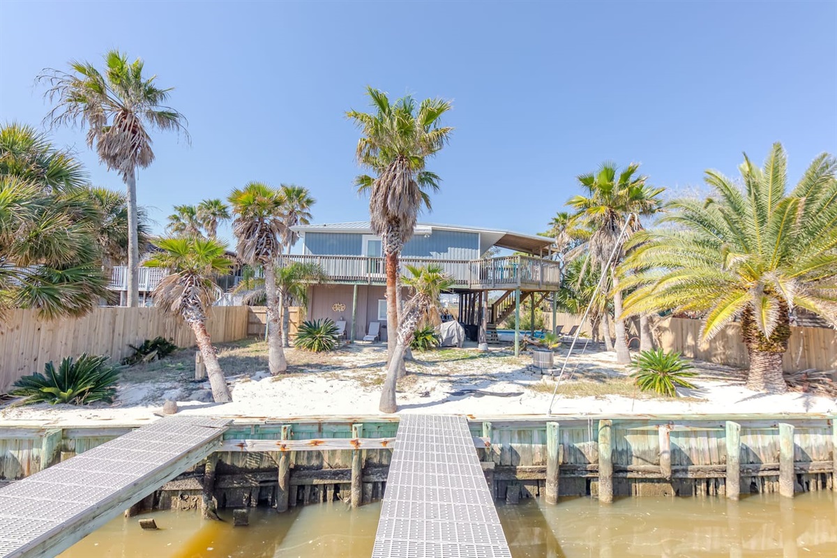 Exterior Oasis: Palm-lined paradise with easy dock access and stunning Gulf views awaits!