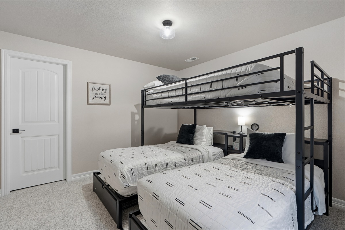 Downstairs Bunkbed Room! 2 Twins & 1 Full Bed!