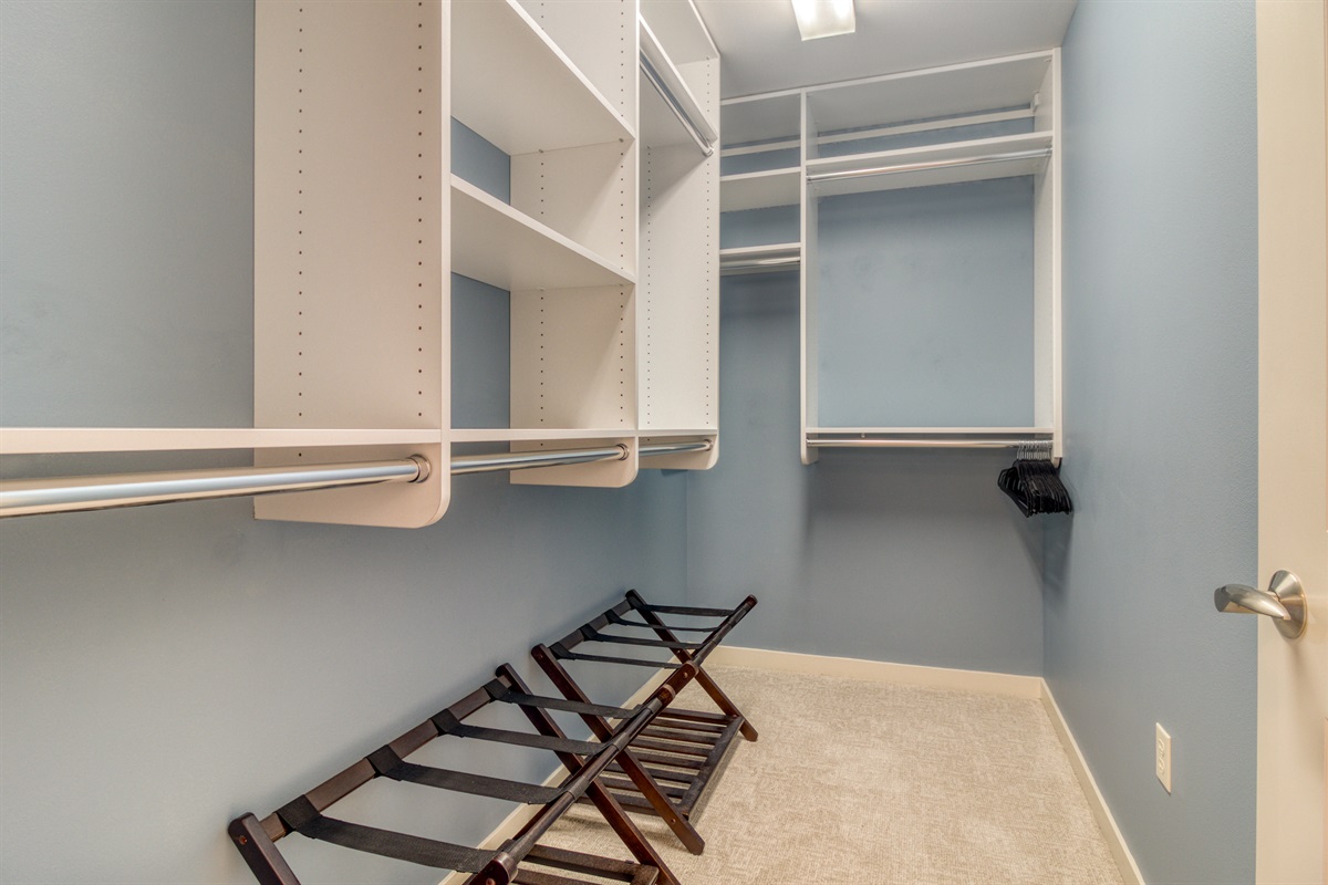 Pack, unpack, unwind. 🧳✨
A large walk-in closet with plenty of space and luggage racks for effortless organization.