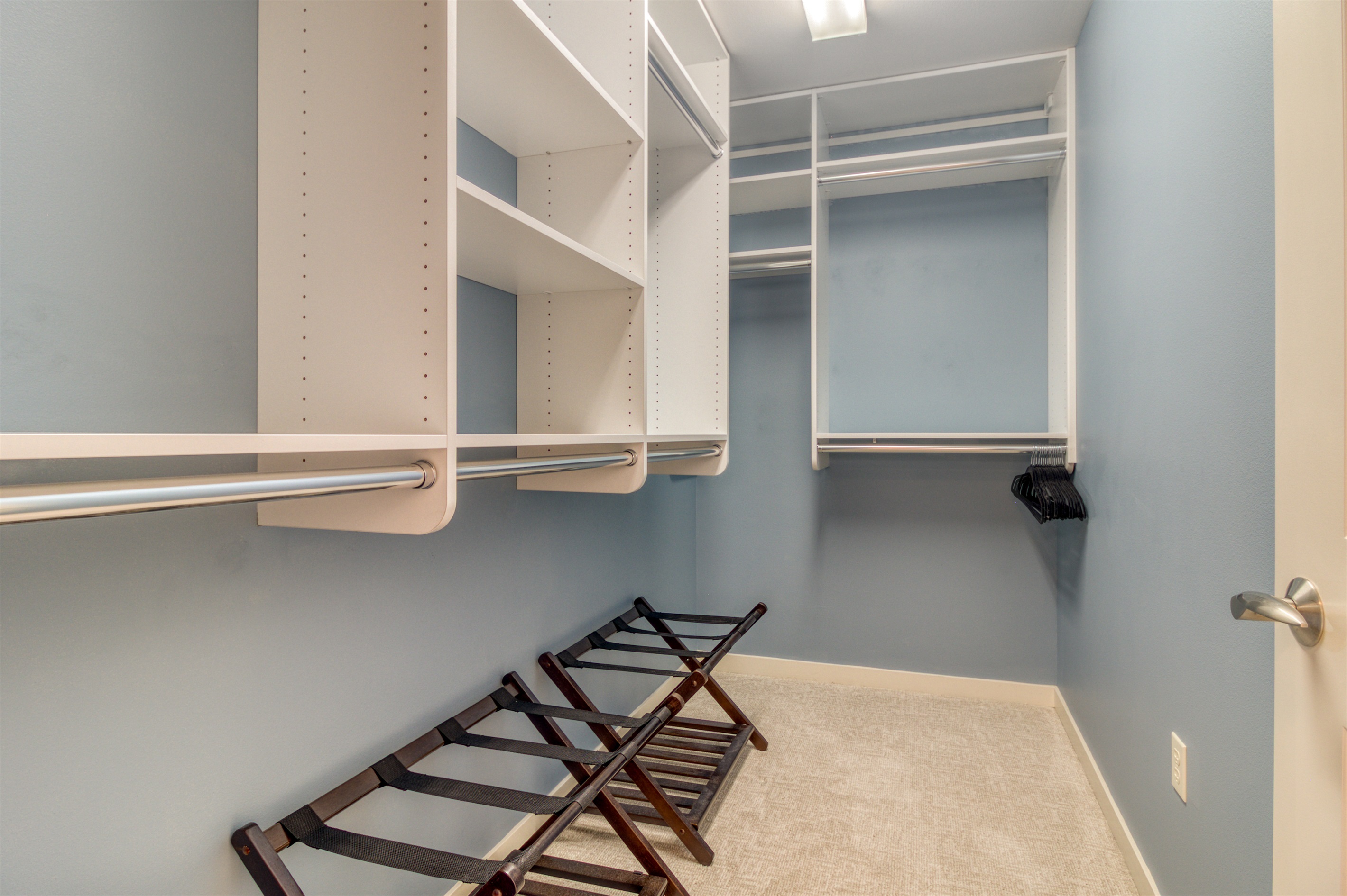 Pack, unpack, unwind. 🧳✨
A large walk-in closet with plenty of space and luggage racks for effortless organization.