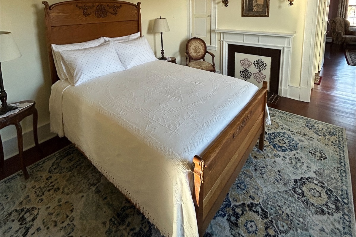 Sunshine Room - Queen bed