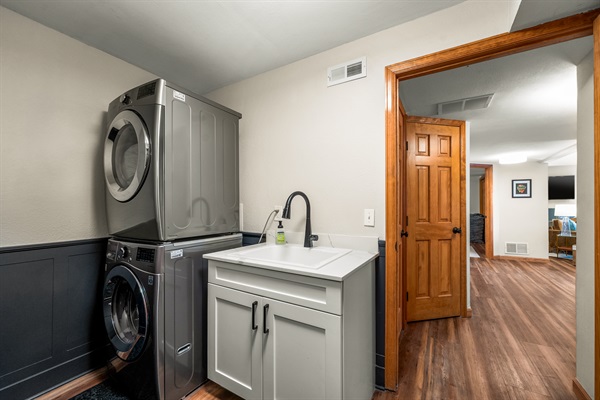 🧺✨ Convenient laundry setup with a full-size washer/dryer + utility sink—easy mid-stay refreshes so you can pack light and keep exploring 🌲