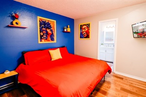 Regal Comfort: Bold Red King-size Bed Against a Serene Blue Wall, Creating a Tranquil Retreat 🛏️💙