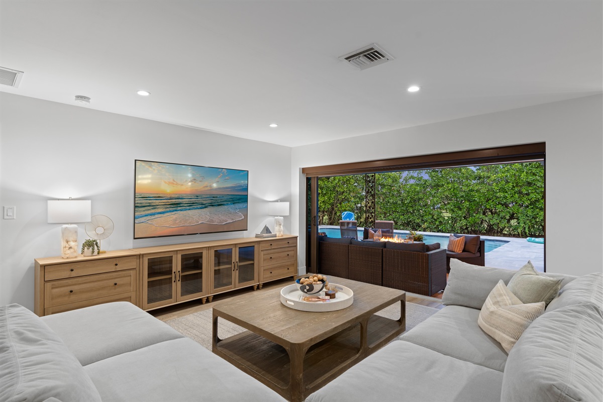 Modern Coastal Décor – A Designer’s Touch Throughout