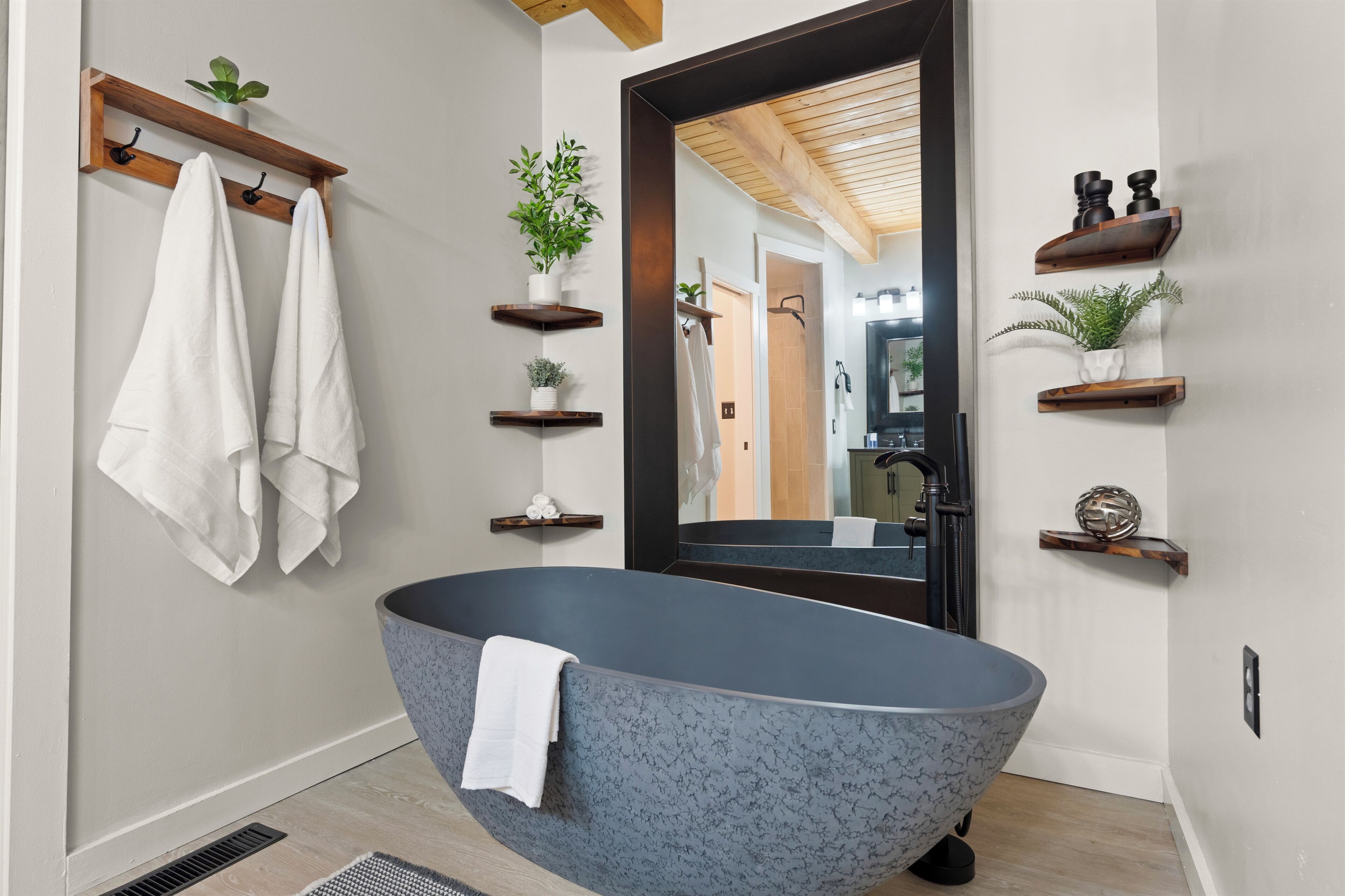 Soaking tub