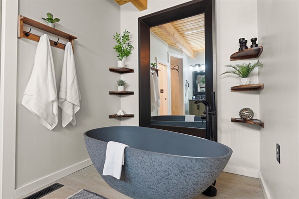 Soaking tub