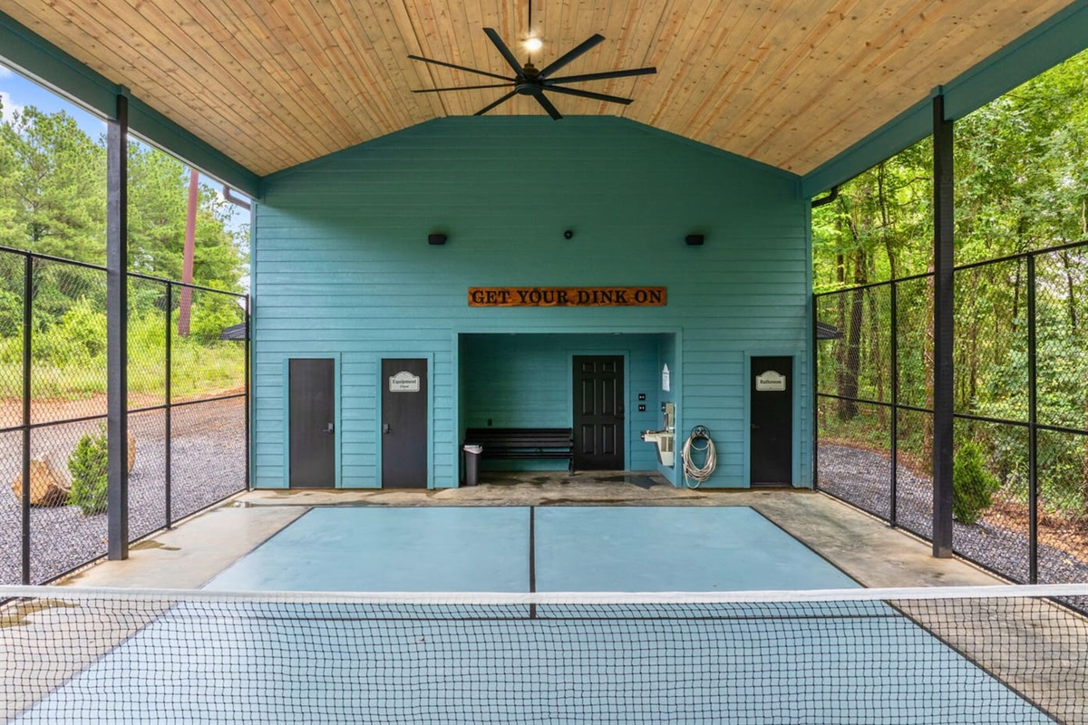 Play in comfort and style. Paddle gear, bathroom and water fountain on site. You're fully covered!