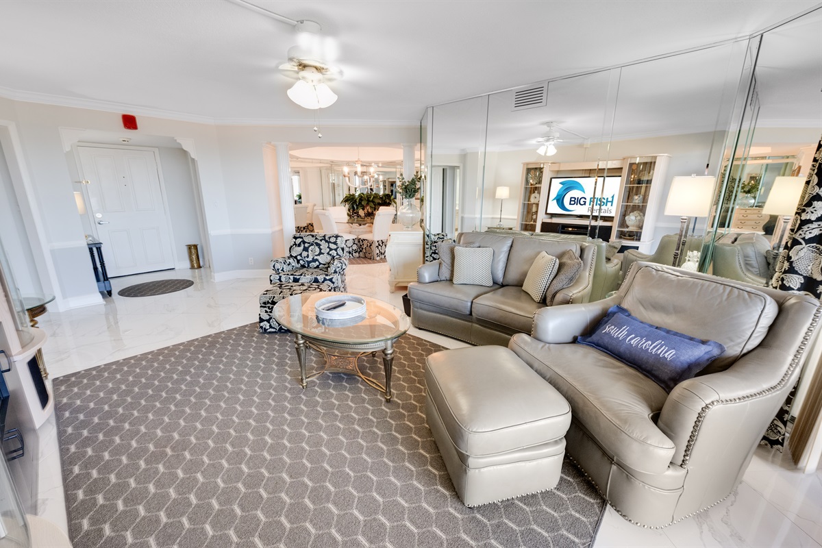Amazing Living Room with Stunning Views🌊☀️