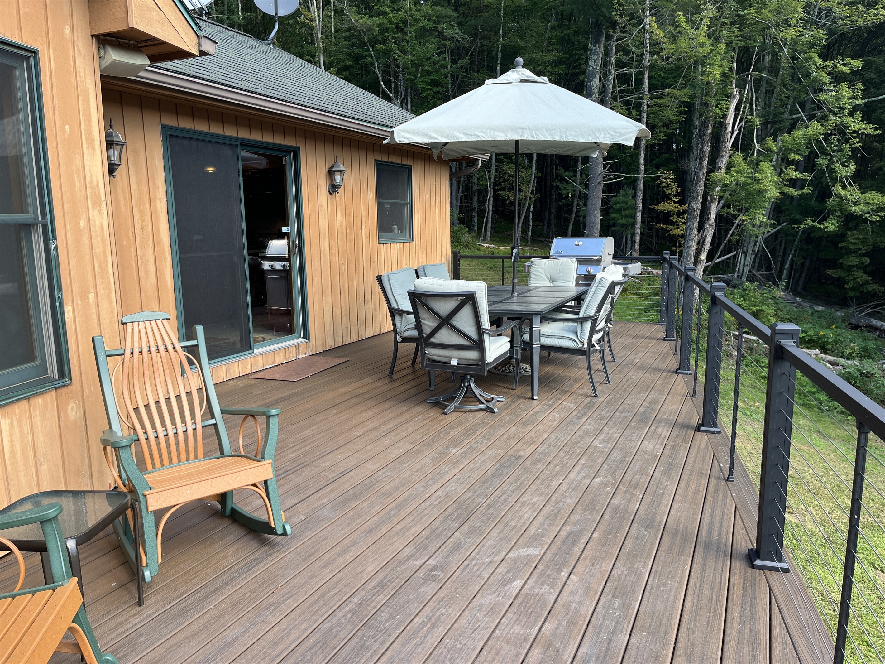 Outdoor dining right off the kitchen