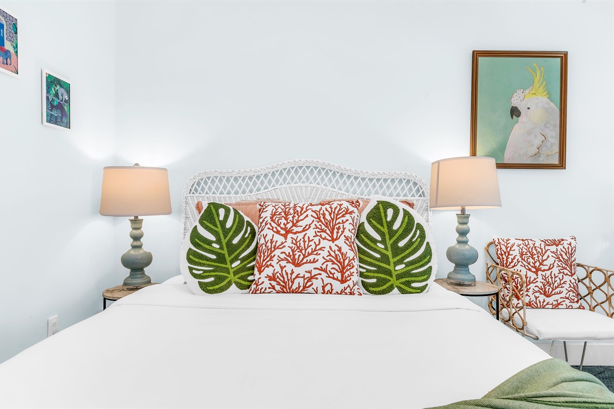 Charming guest house featuring a comfortable queen bed, in-unit washer and dryer, and a beautifully remodeled en-suite bathroom. Enjoy easy access to the pool, plus added conveniences including a mini fridge and a Keurig coffee maker—perfect for privacy.