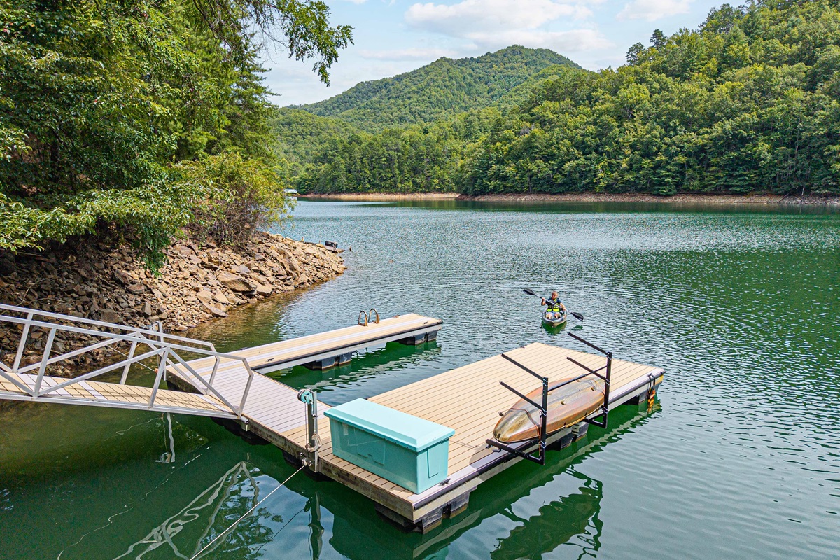 Lakeside Retreat: Step onto the dock and embrace stunning views and waterside adventures!