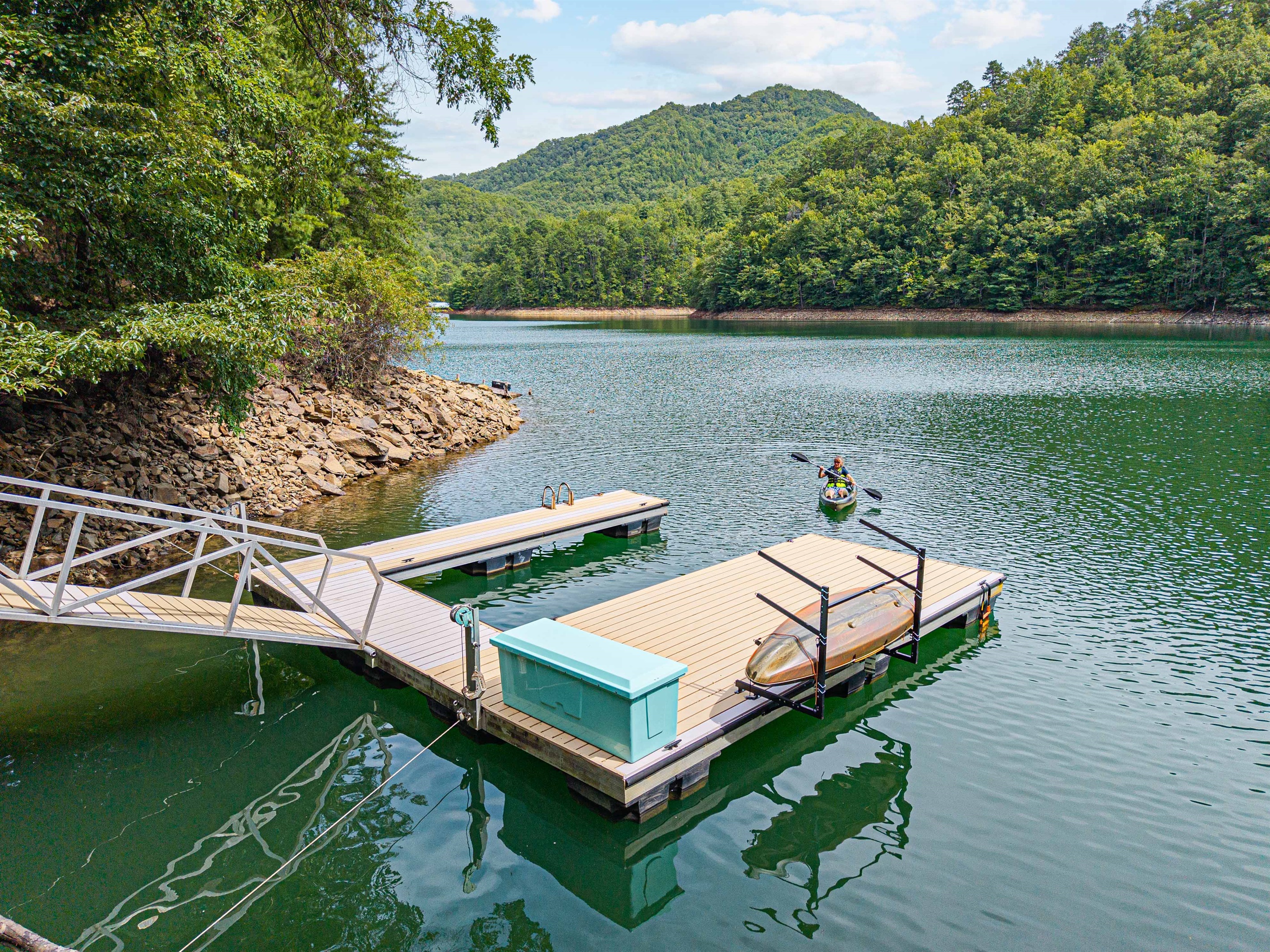 Lakeside Retreat: Step onto the dock and embrace stunning views and waterside adventures!