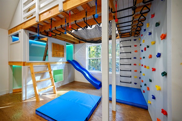 A playground inside the cabin! Climb, swing, slide, and explore—all without leaving the comfort of your getaway. 🎈💙