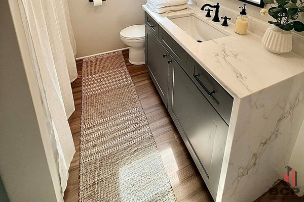 Full bathroom w/ tub and shower combo