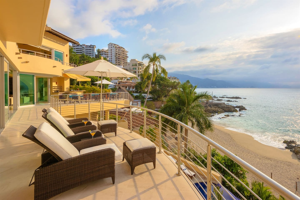 3rd Level Balcony Loungers