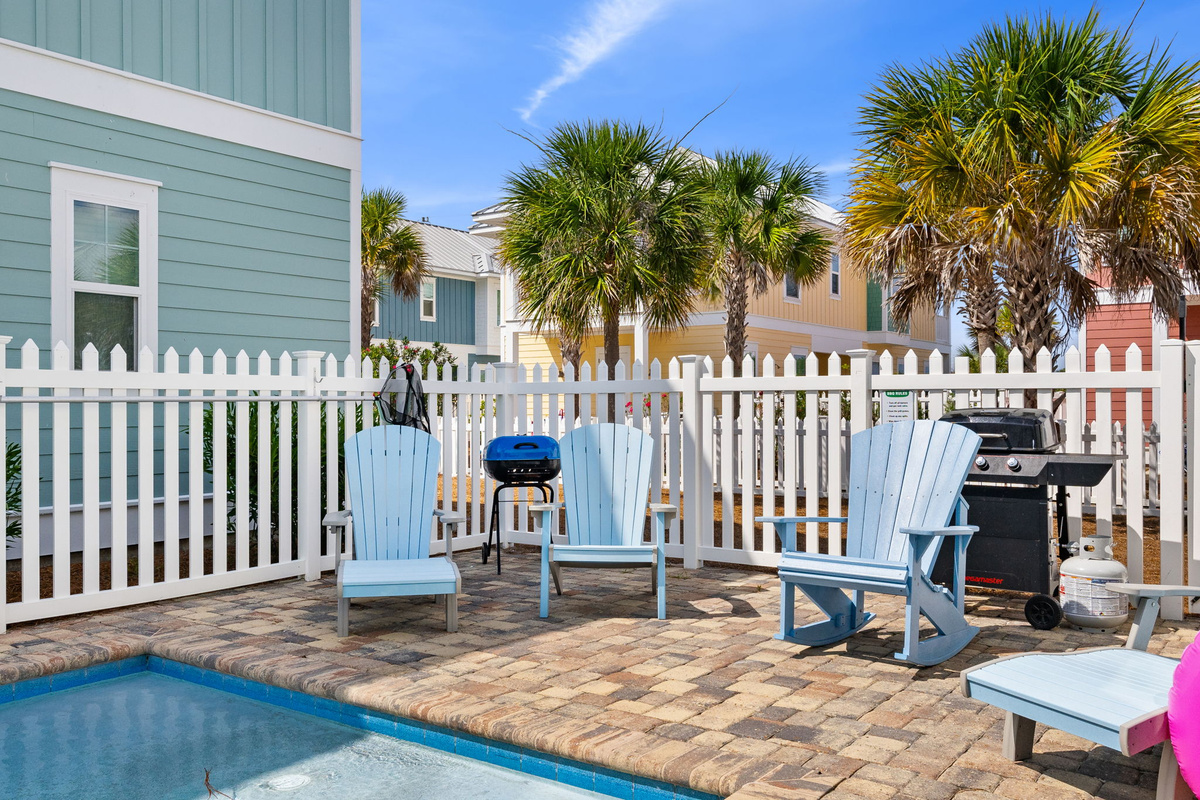 Fire up dinner by the pool! Dune Our Thing includes both gas & charcoal grilling options for your stay