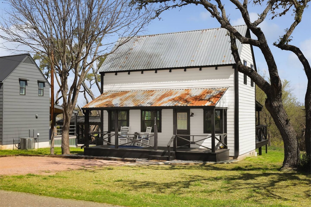 Front of this beautiful farmhaus. 