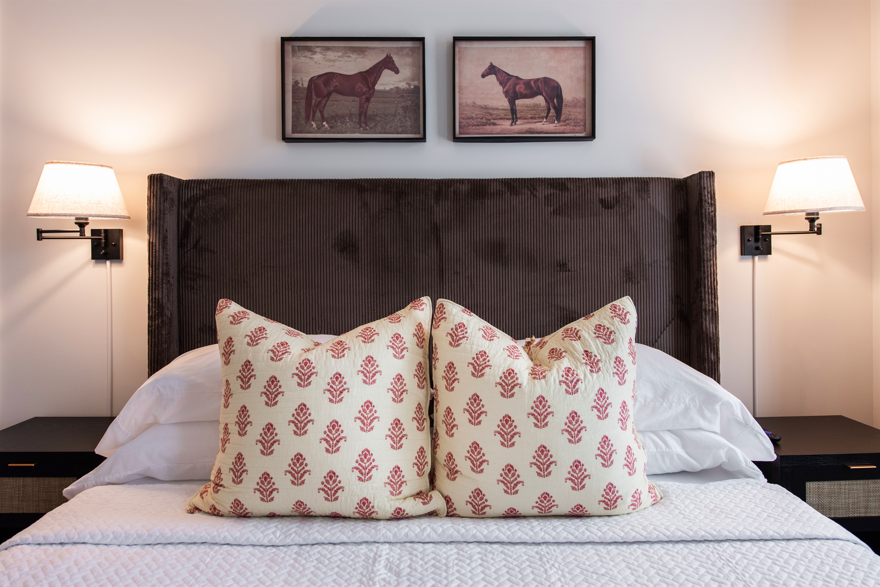 This room really fits the equestrian vibes!