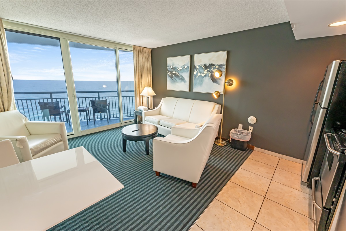 Living Room with Stunning Views🌊☀️