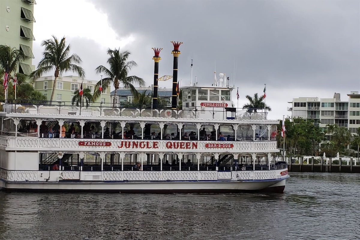 Jungle Queen dinner cruise alongside millionaires  houses, something not to be missed.