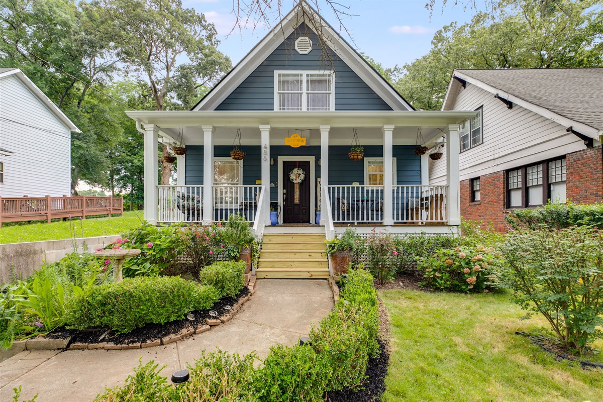 Welcome to 'The Agora'. Located in a quiet neighborhood, yet just a short distance from the city's top attractions.