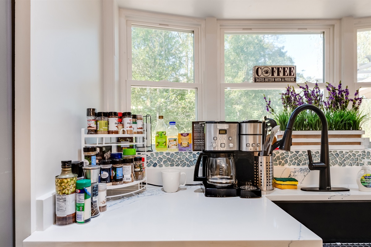 Coffee Bar: Enjoy morning brews and scenic views in this charming, well-equipped space!