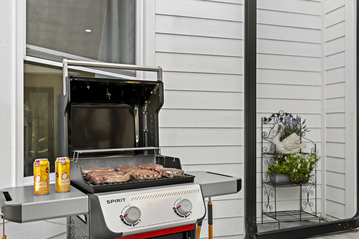 Outdoor Cooking Oasis: Sizzle up your favorite meals on the grill, and enjoy refreshing drinks just steps away!