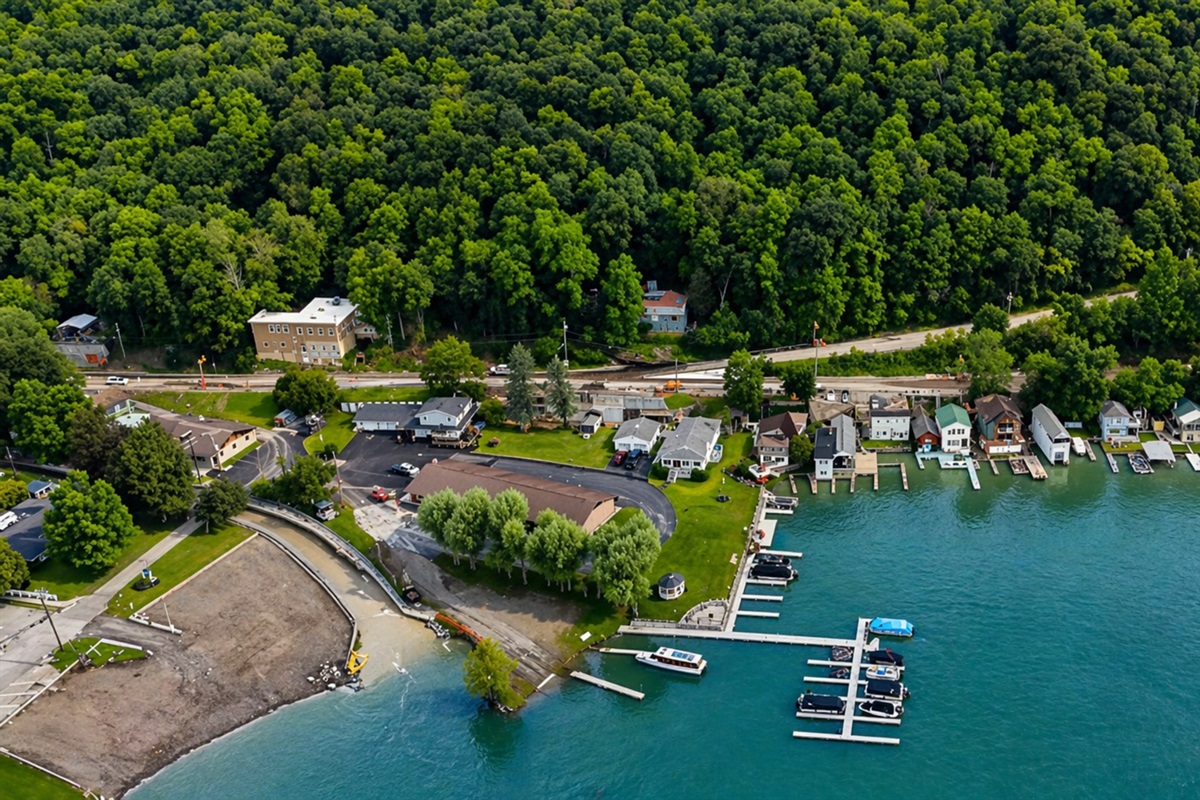 Aerial view of lakeside homes, docks, and lush greenery, offering peaceful water access. 🌊🏡🚤