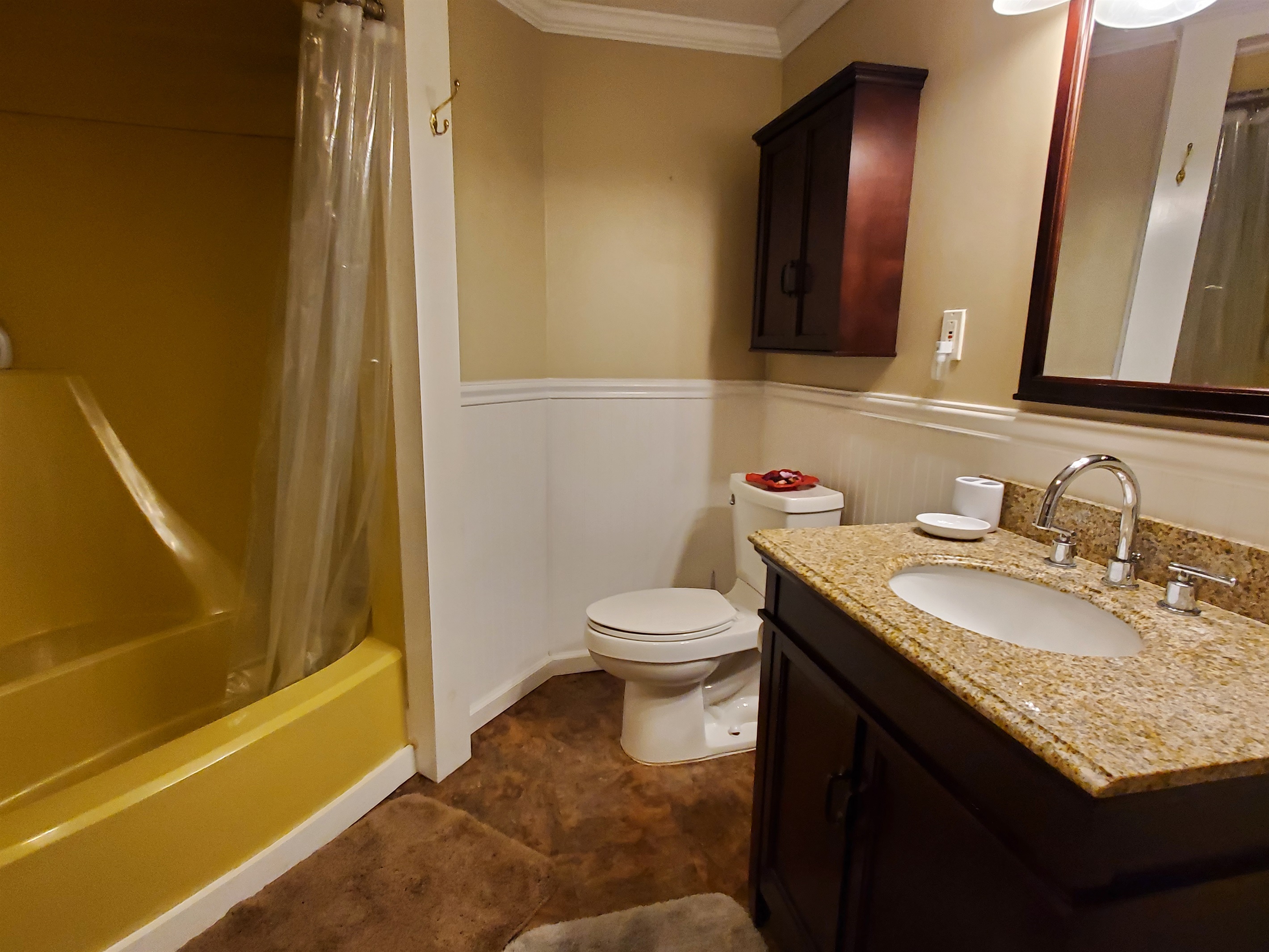 Bath off hallway