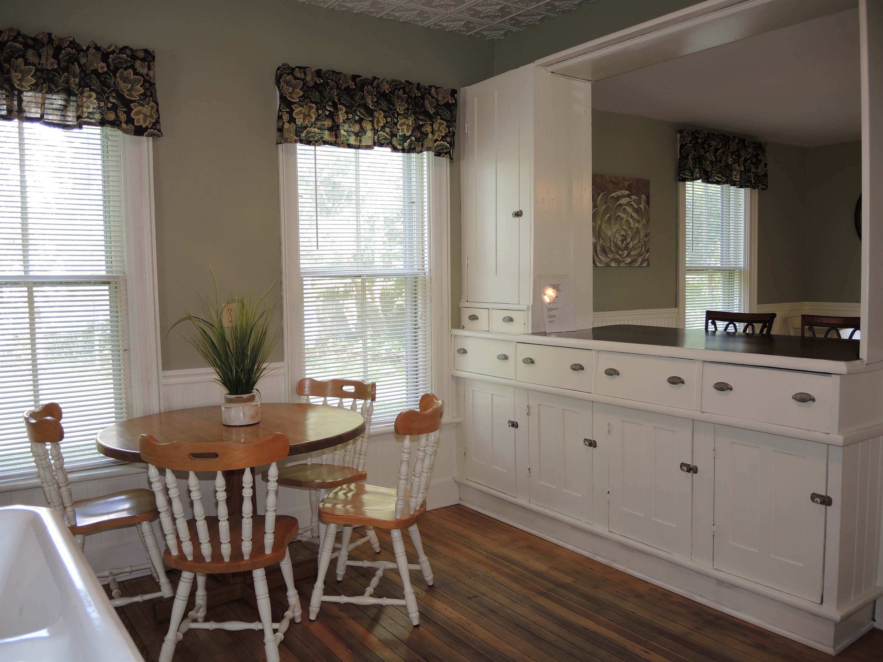 Doyle House - Eat in kitchen