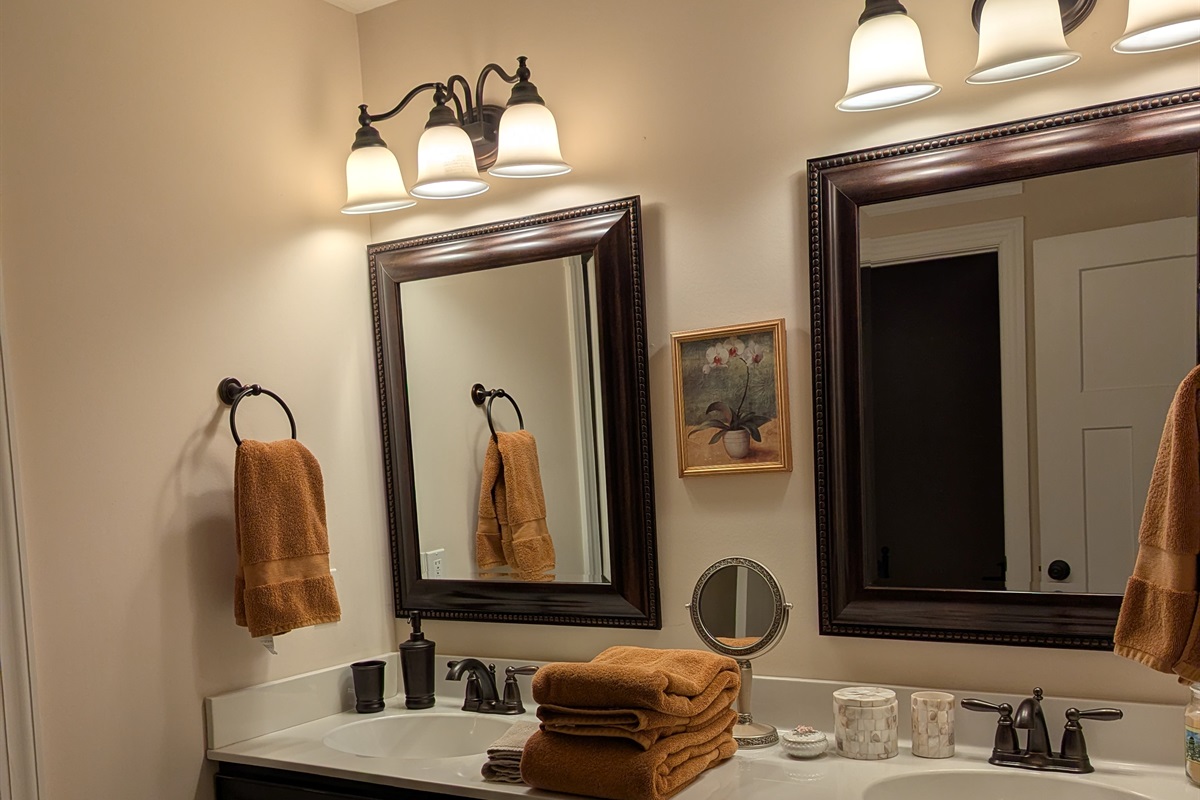 Full Second Bathroom - Jack in Jill