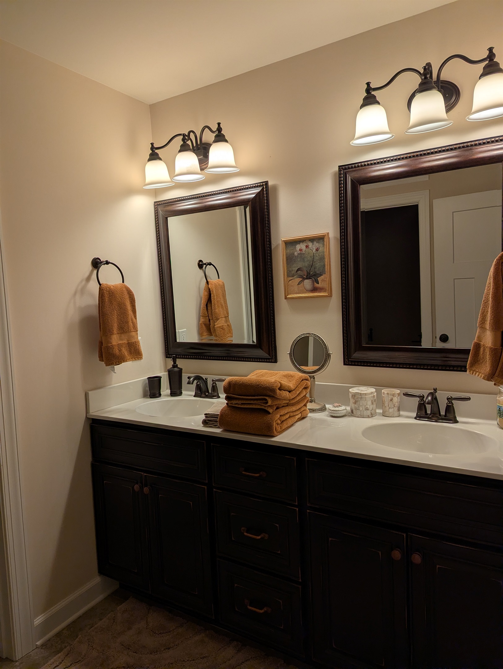 Full Second Bathroom - Jack in Jill