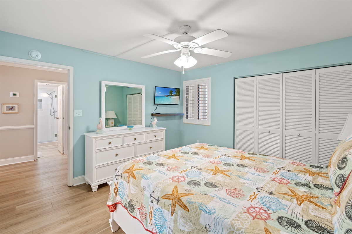 Roomy 2nd Bedroom with queen bed and ensuite.