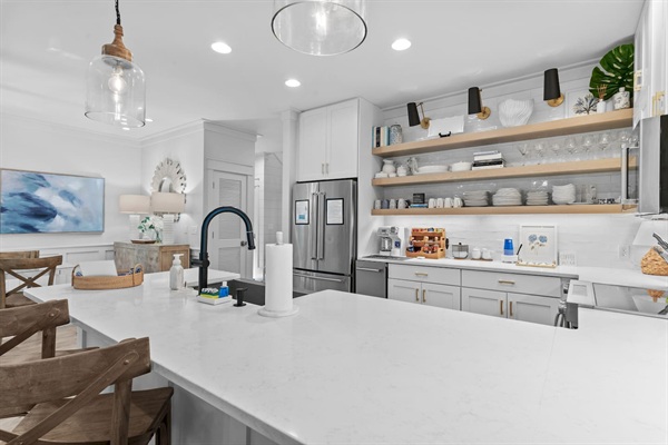 Fully equipped kitchen with KitchenAid appliances, ice maker & coffee bar - Seating for four at the counter