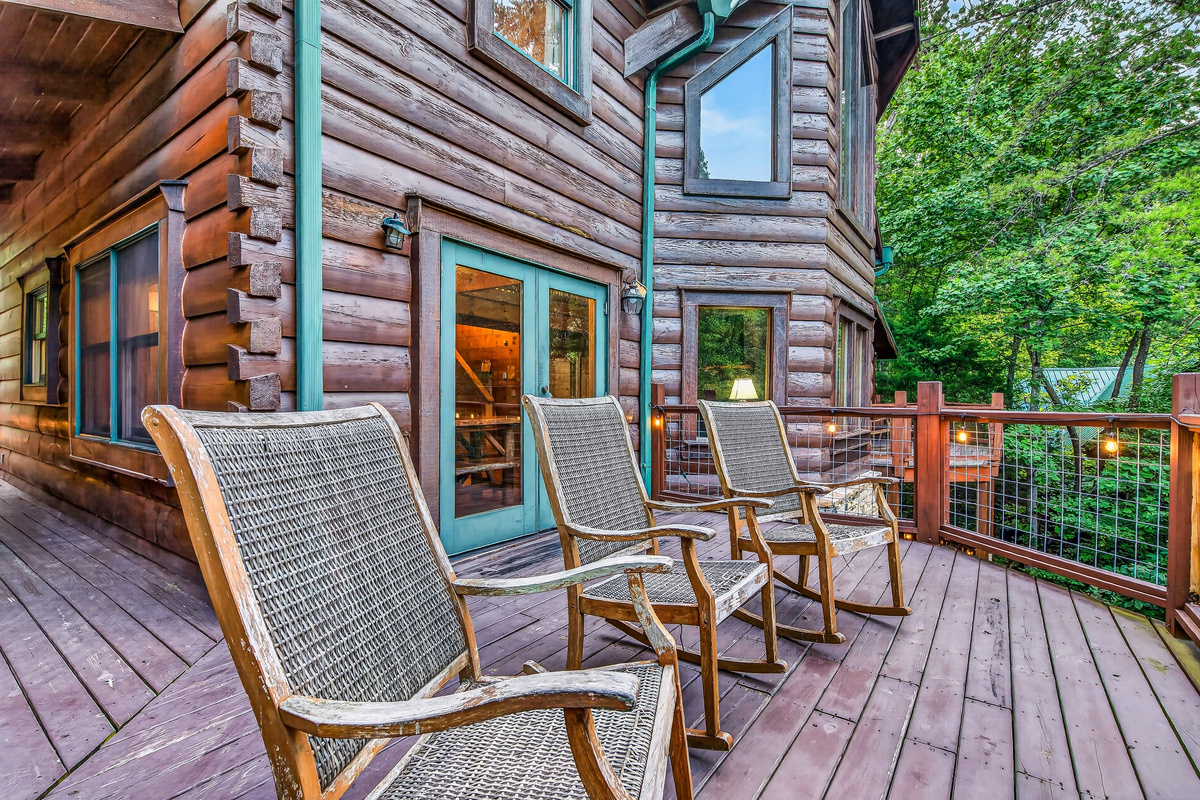 Start your morning with a cup of coffee or end the day with a relaxing evening outdoors in this inviting space.