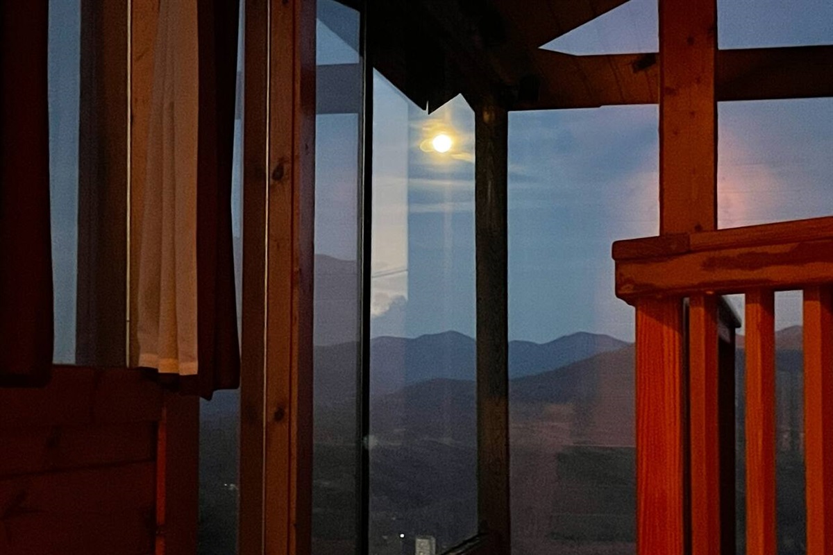 Here's a view of the moonrise from the jetted soaking tub